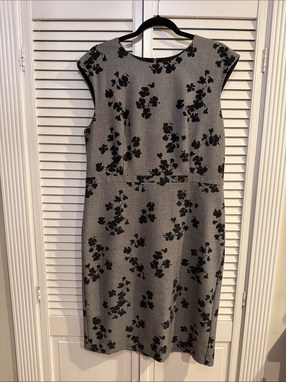 Ann Taylor Gray Floral Sheath Dress - Black Floral Pattern